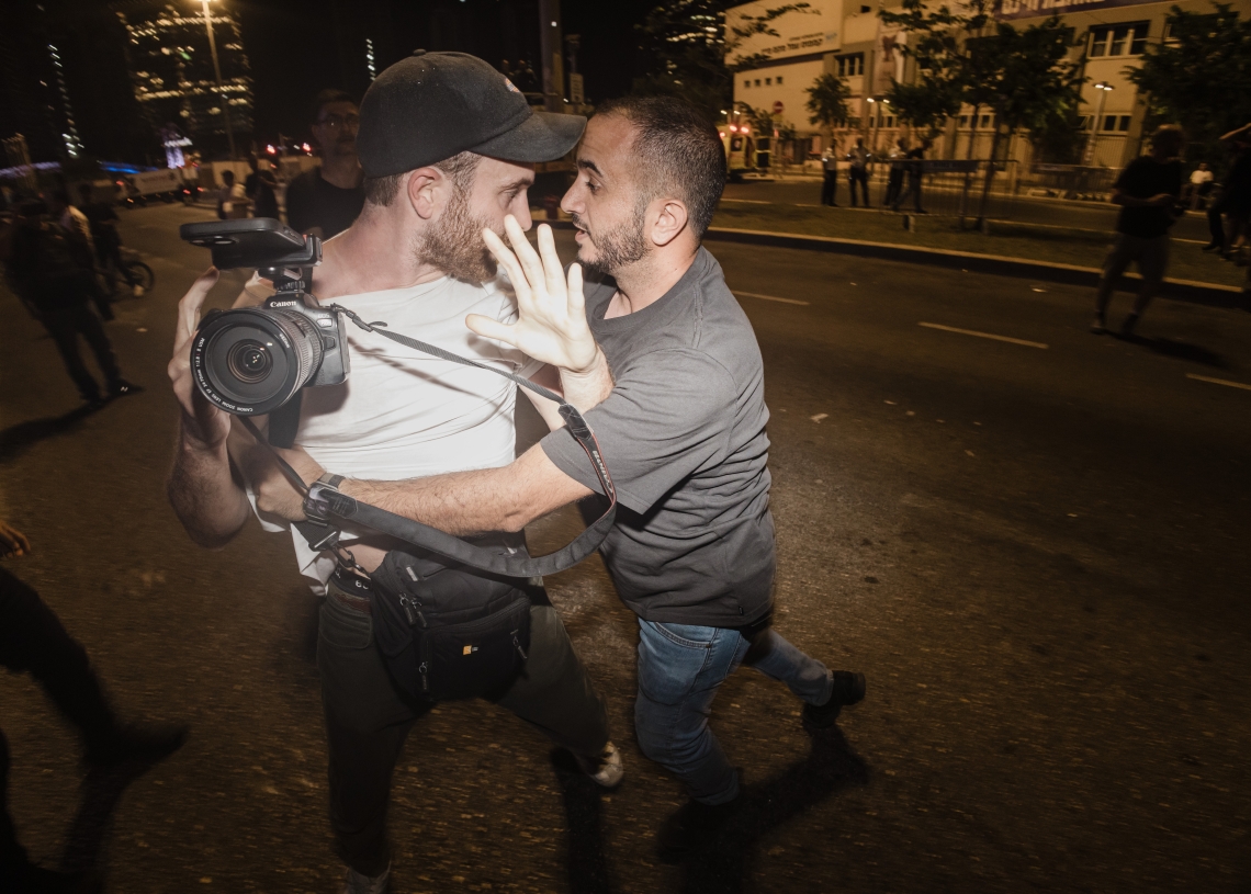 תיעוד המעצר של העיתונאי איתי רון | צילום: גיל לוין