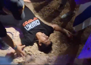 הלן פרידמן שוכבת בהכרה מעורפלת אמש בקיסריה | צילום מסך מתוך סרטון תיעוד ההפגנה. שימוש ע״פ סעיף 27 א׳