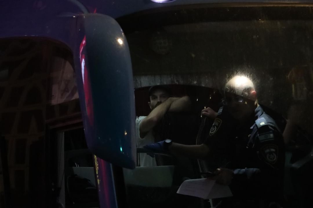 איתי רון עצור על האוטובוס המשטרתי | צילם: איתי אברבנל