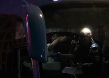 איתי רון עצור על האוטובוס המשטרתי | צילם: איתי אברבנל