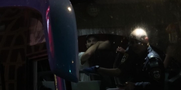 איתי רון עצור על האוטובוס המשטרתי | צילם: איתי אברבנל