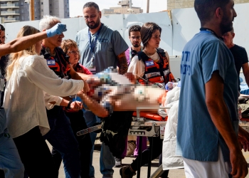 פינוי פצועים לבית החולים סורוקה ב-7 באוקטובר 2023 (צילום: דודו גרינשפן, פלאש 90)