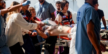 פינוי פצועים לבית החולים סורוקה ב-7 באוקטובר 2023 (צילום: דודו גרינשפן, פלאש 90)