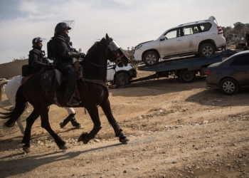 פרשים על רקע הרכב של יעקוב אלקיעאן ביום האירוע | צילום: הדס פורוש, פלאש 90