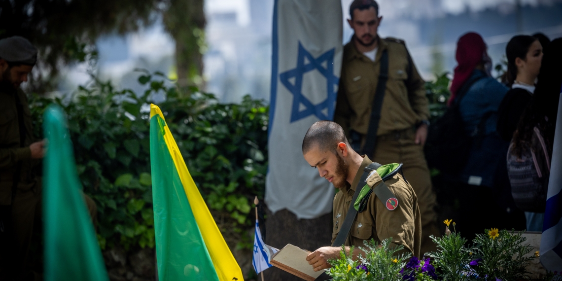 חיילים בהר הרצל ביום הזיכרון | צילום: יונתן סינדל, פלאש 90