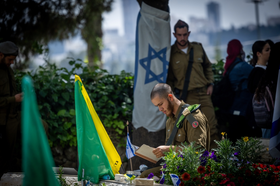 חיילים בהר הרצל ביום הזיכרון | צילום: יונתן סינדל, פלאש 90