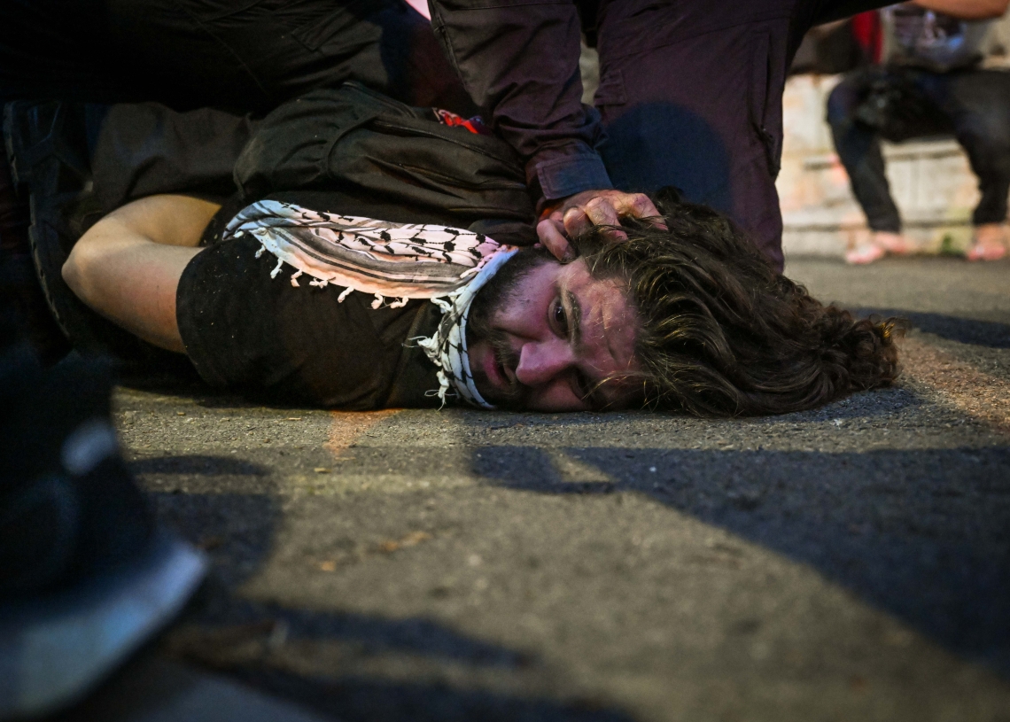 מעצר אלים של מפגין בחיפה | צילום: פלאש 90