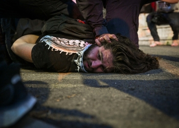 מעצר אלים של מפגין בחיפה | צילום: פלאש 90