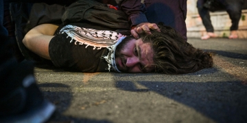 מעצר אלים של מפגין בחיפה | צילום: פלאש 90