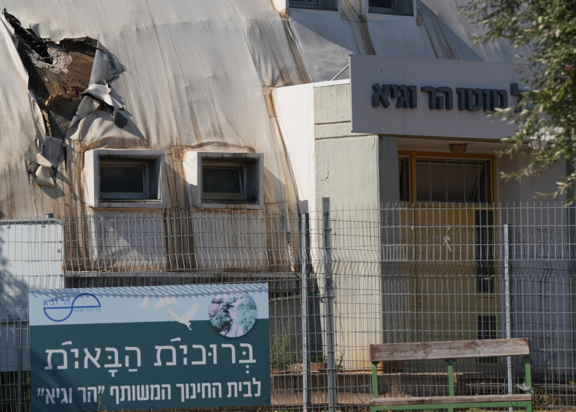 פגיעה ישירה בבית הספר האזורי ״הר וגיא״ בקיבוץ דפנה שבגליל העליון | צילום: Ayal Margolin/Flash90