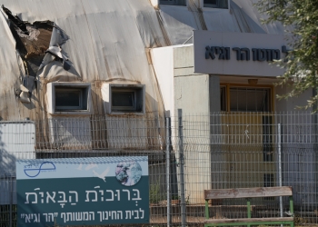 פגיעה ישירה בבית הספר האזורי ״הר וגיא״ בקיבוץ דפנה שבגליל העליון | צילום: Ayal Margolin/Flash90