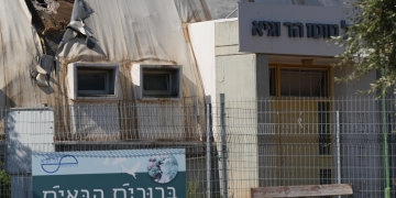 פגיעה ישירה בבית הספר האזורי ״הר וגיא״ בקיבוץ דפנה שבגליל העליון | צילום: Ayal Margolin/Flash90