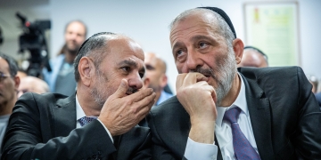 שר הרווחה יעקב מרגי ויו״ר ש״ס אריה דרעי | צילום: יונתן סינדל, פלאש90