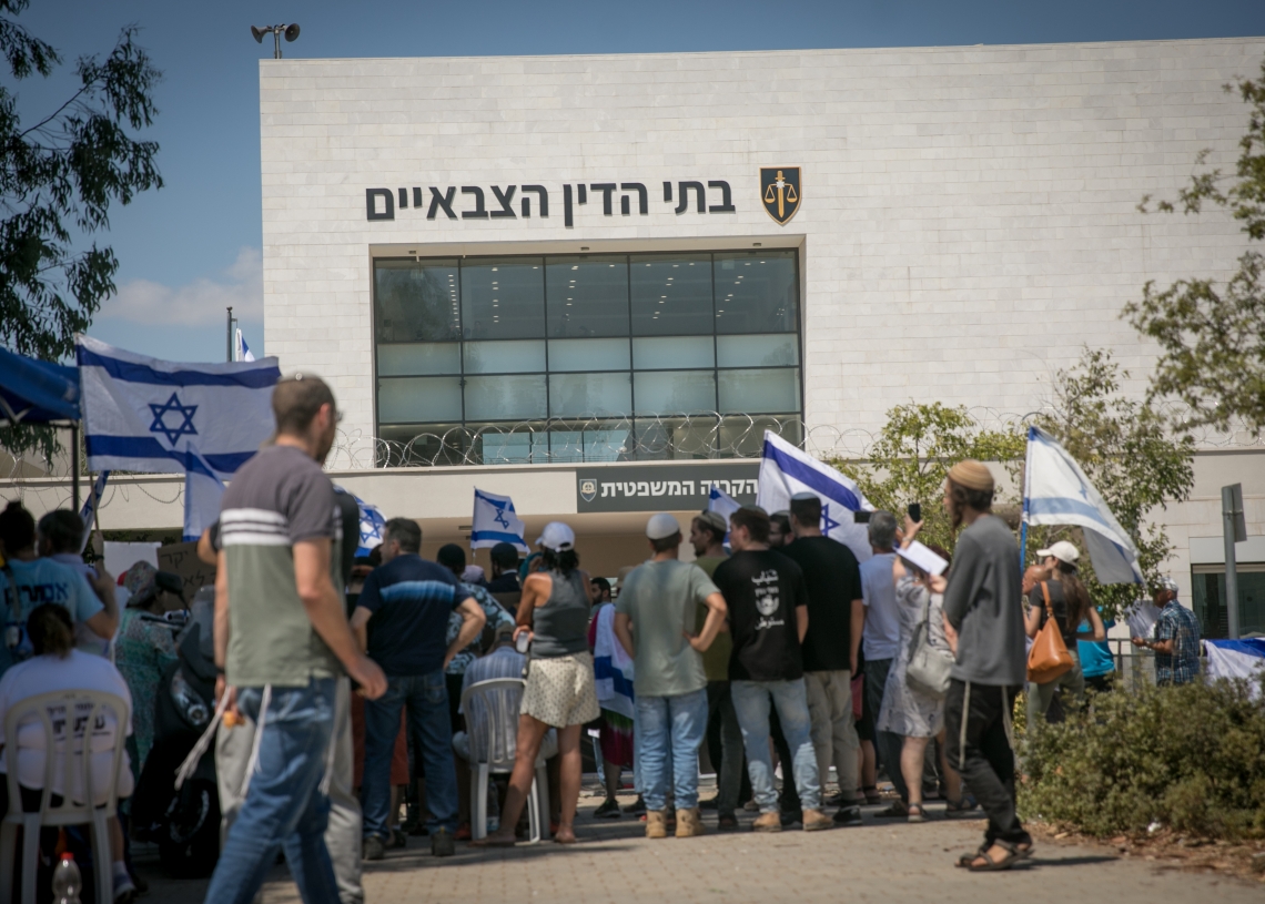 קריאות מפורשות לפרוץ לבסיס | צילום: Miriam Alster/Flash90