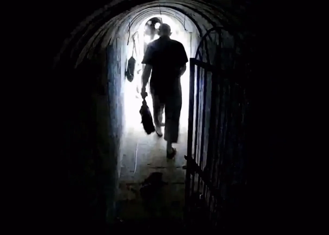 תיעוד של סינוואר במנהרה, ימים לאחר ה-7 באוקטובר | צילום: דובר צה״ל