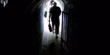 תיעוד של סינוואר במנהרה, ימים לאחר ה-7 באוקטובר | צילום: דובר צה״ל