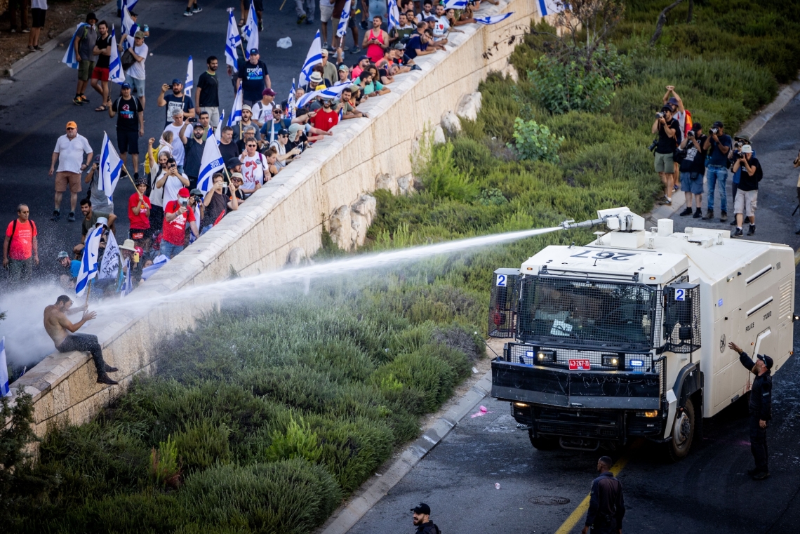 מכת״זית של משטרת ישראל בשימוש נגד מפגין | צילום: יונתן סינדל, פלאש 90