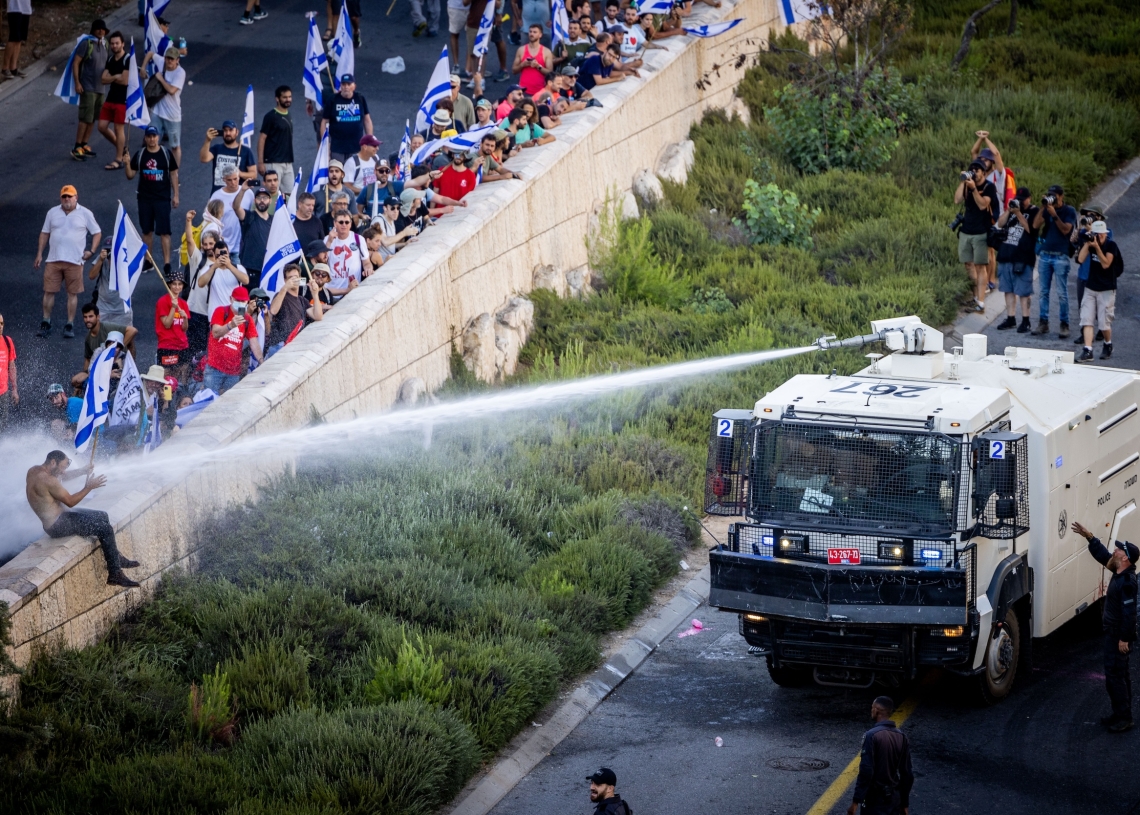 מכת״זית של משטרת ישראל בשימוש נגד מפגין | צילום: יונתן סינדל, פלאש 90