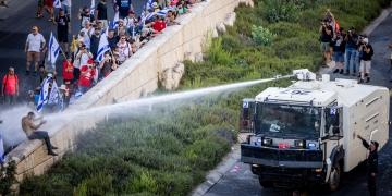 מכת״זית של משטרת ישראל בשימוש נגד מפגין | צילום: יונתן סינדל, פלאש 90