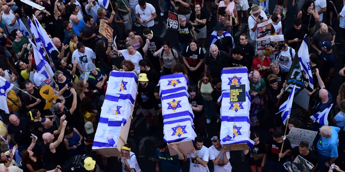 מיצב ארונות קבורה בהפגנת הענק ביום ראשון בו פורסם על רצח ששת החטופים | צילום: פלאש 90