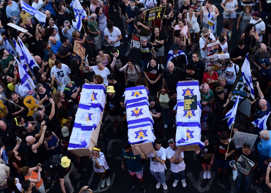 מיצב ארונות קבורה בהפגנת הענק ביום ראשון בו פורסם על רצח ששת החטופים | צילום: פלאש 90