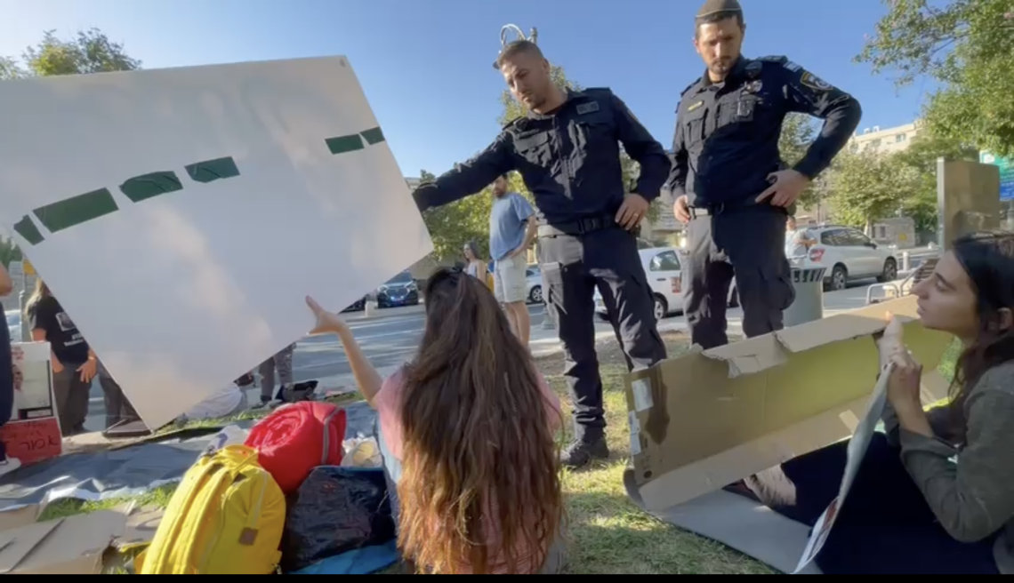 ״ביקשו להוריד שלט שכתוב עליו סליחה הירש״ | צילום: שימוש לפי סעיף 27 א׳