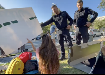 ״ביקשו להוריד שלט שכתוב עליו סליחה הירש״ | צילום: שימוש לפי סעיף 27 א׳