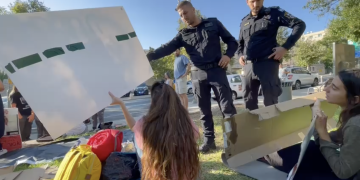 ״ביקשו להוריד שלט שכתוב עליו סליחה הירש״ | צילום: שימוש לפי סעיף 27 א׳