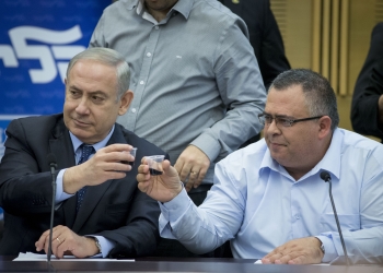 ראש ממשלת ישראל, בנימין נתניהו, מרים כוסית עם חברו לליכוד ח"כ דוד ביטן. הכנסת, פברואר 2017 (צילום: יונתן זינדל, פלאש 90)