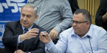 ראש ממשלת ישראל, בנימין נתניהו, מרים כוסית עם חברו לליכוד ח"כ דוד ביטן. הכנסת, פברואר 2017 (צילום: יונתן זינדל, פלאש 90)