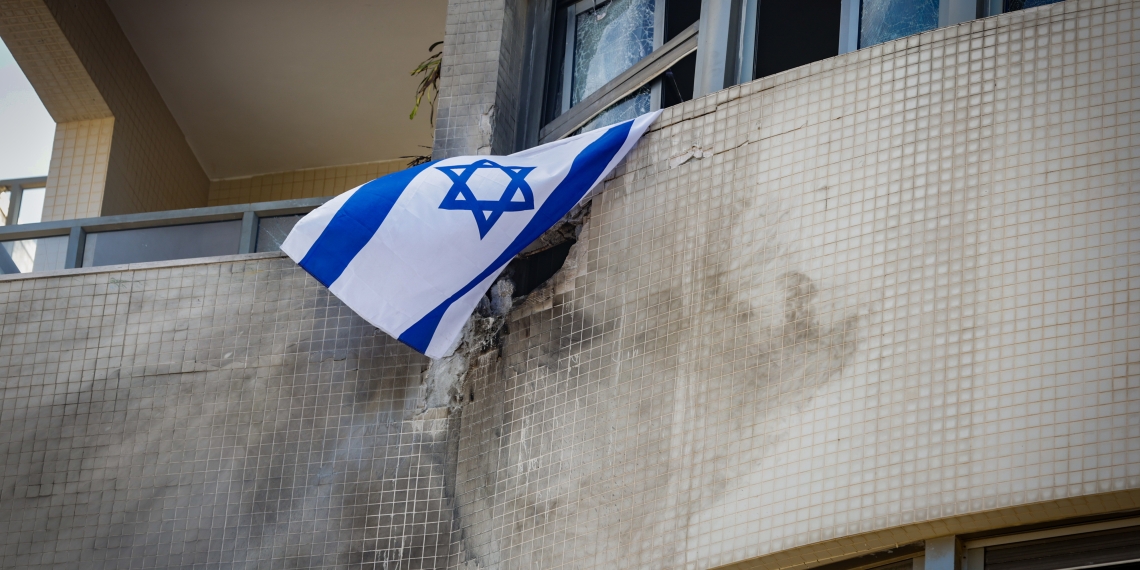 את מקום פגיעת הכטב״ם והנזק שגרם כיסו מיד בדגל ישראל | צילום: טל גל, פלאש 90