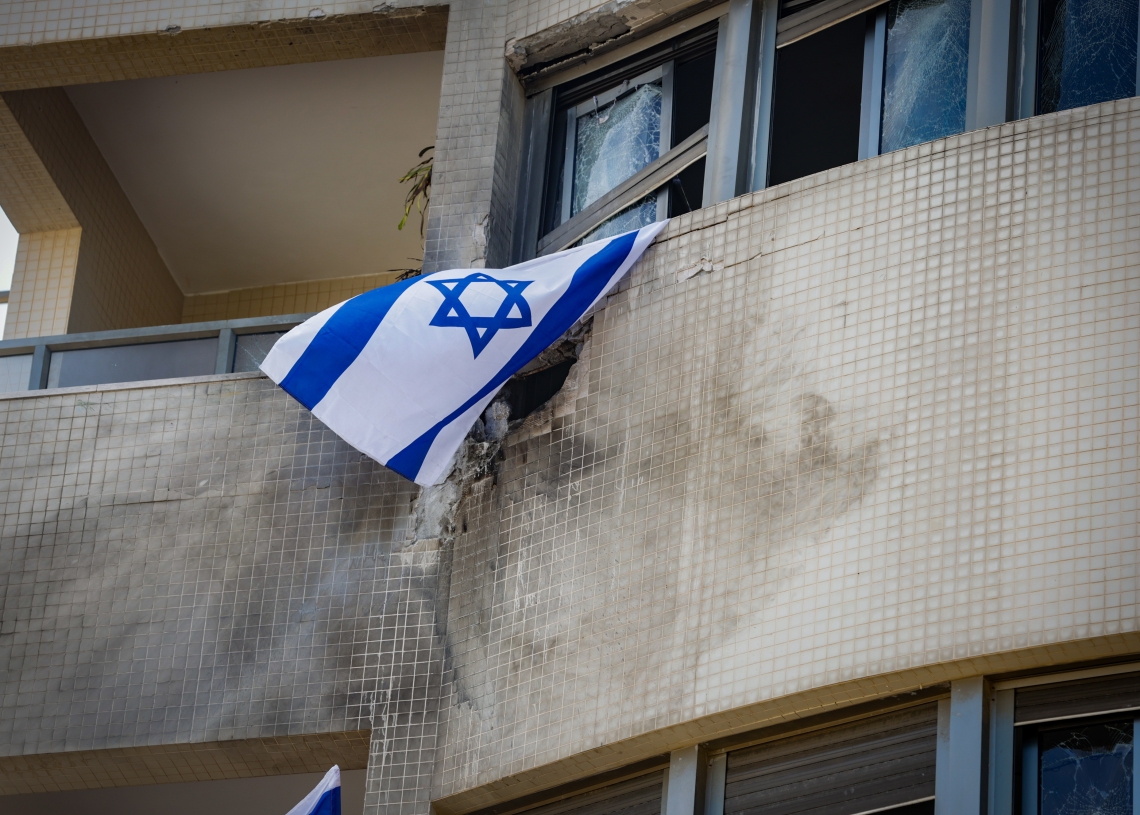 את מקום פגיעת הכטב״ם והנזק שגרם כיסו מיד בדגל ישראל | צילום: טל גל, פלאש 90