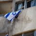 את מקום פגיעת הכטב״ם והנזק שגרם כיסו מיד בדגל ישראל | צילום: טל גל, פלאש 90