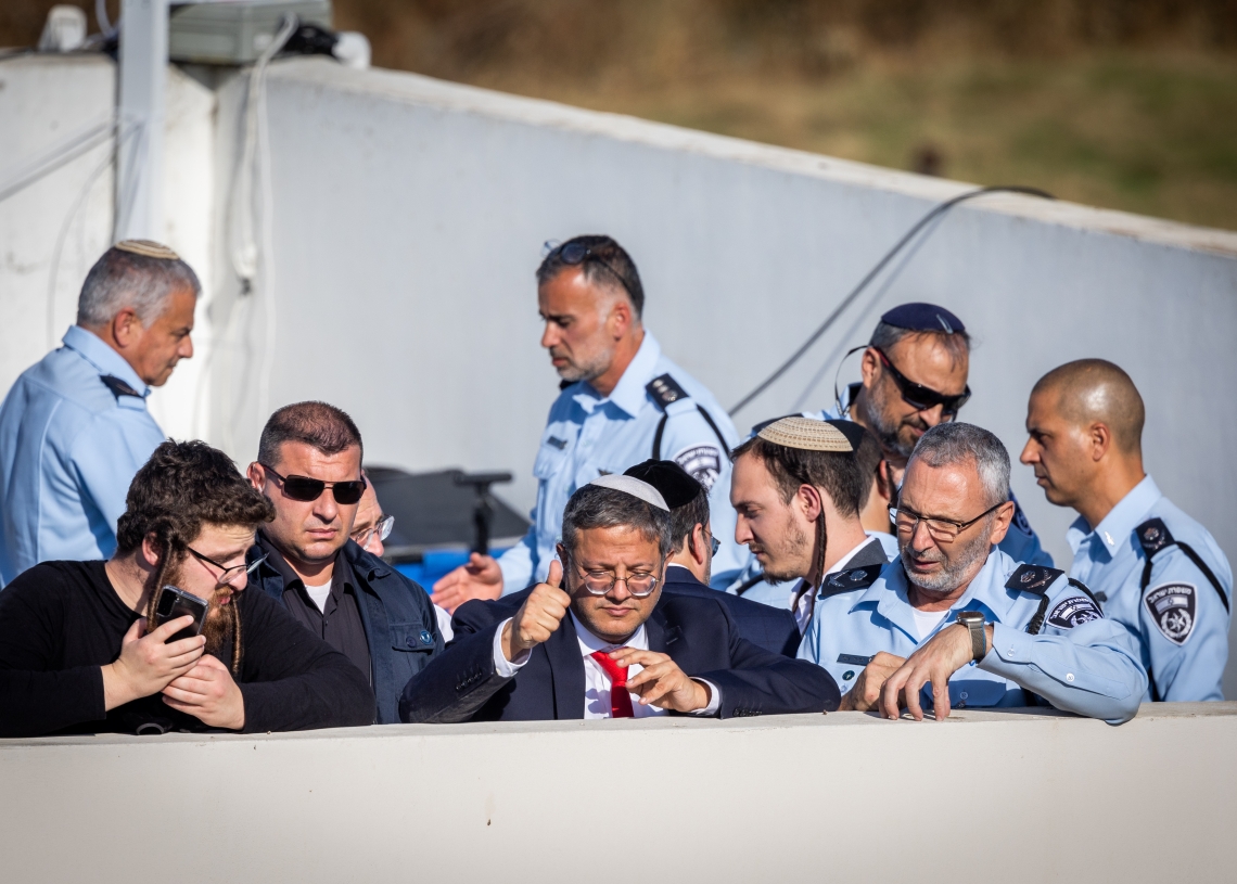 שר הפנים מתצפת על מפגינים יחד עם בכירי המשטרה | צילום: יונתן סינדל פלאש 90