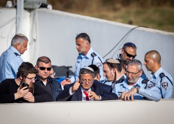 שר הפנים מתצפת על מפגינים יחד עם בכירי המשטרה | צילום: יונתן סינדל פלאש 90