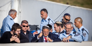 שר הפנים מתצפת על מפגינים יחד עם בכירי המשטרה | צילום: יונתן סינדל פלאש 90