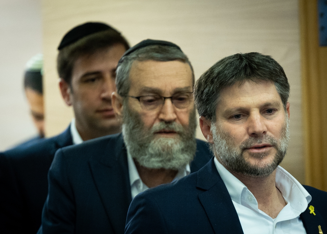 שר האוצר סמוטריץ׳ ויו״ר ועדת הכספים גפני. גם בתקציב הקרוב הכספים הקואליציוניים לא נפגעו | צילום: פלאש 90