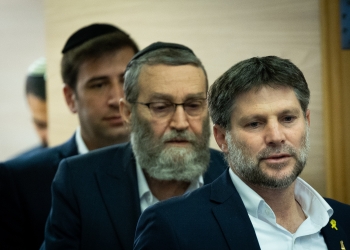 שר האוצר סמוטריץ׳ ויו״ר ועדת הכספים גפני. גם בתקציב הקרוב הכספים הקואליציוניים לא נפגעו | צילום: פלאש 90