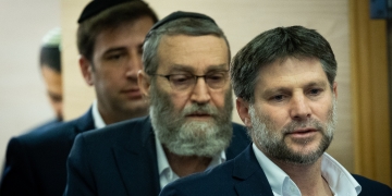 שר האוצר סמוטריץ׳ ויו״ר ועדת הכספים גפני. גם בתקציב הקרוב הכספים הקואליציוניים לא נפגעו | צילום: פלאש 90