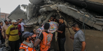 היקפי המוות גדולים בהרבה ממה שצה״ל  או גופי ההצלה העזתים יכולים לשאת | צילום:  Abed Rahim Khatib/Flash90