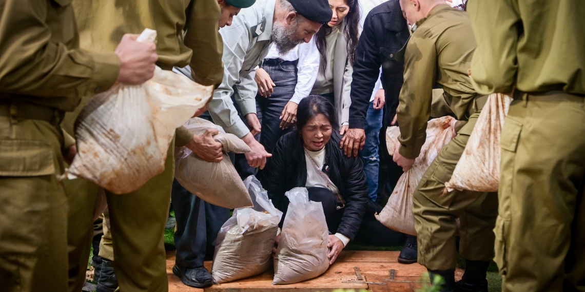 אמו של סדריק גרין בהלוויתו. צילום: אבשלום ששוני, פלאש 90