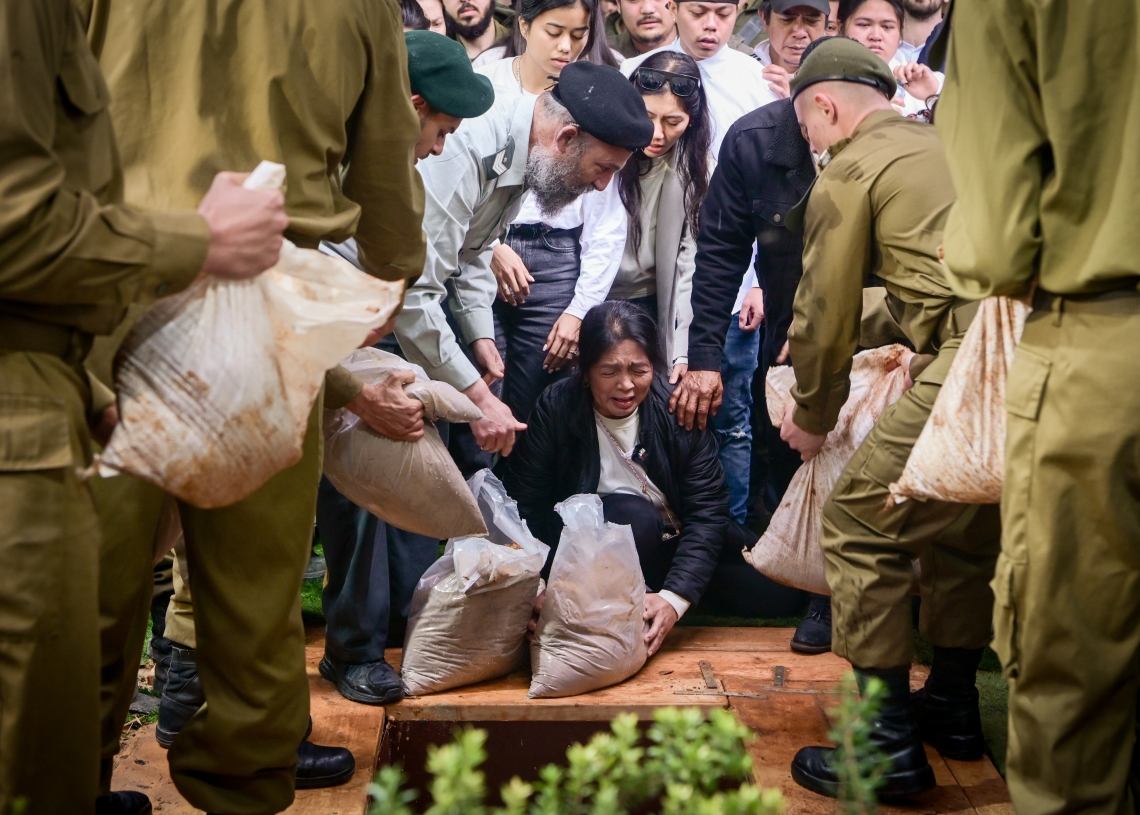 אמו של סדריק גרין בהלוויתו. צילום: אבשלום ששוני, פלאש 90