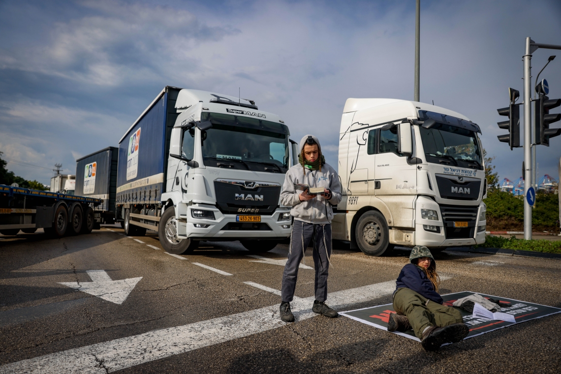 מפגינים חוסמים סיוע הומניטרי באשדוד | צילום: חיים גולדברג, פלאש 90