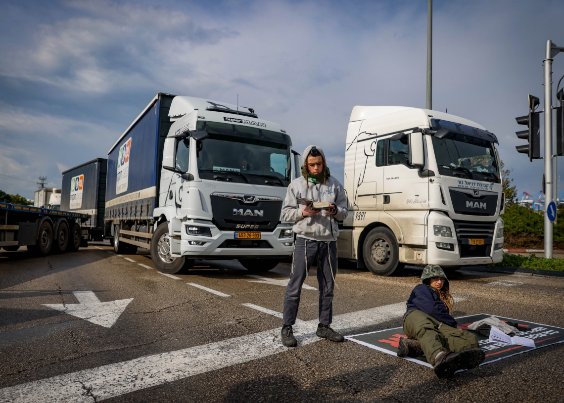 מפגינים חוסמים סיוע הומניטרי באשדוד | צילום: חיים גולדברג, פלאש 90