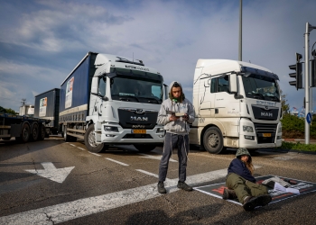 מפגינים חוסמים סיוע הומניטרי באשדוד | צילום: חיים גולדברג, פלאש 90
