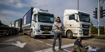 מפגינים חוסמים סיוע הומניטרי באשדוד | צילום: חיים גולדברג, פלאש 90