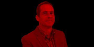 כשהתחקיר הופנה כלפיו הופשטיין התנהג כמו מושאי הסיקור שלו