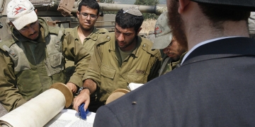 חיילים עם ספר תורה על גבול לבנון ב-2006 (למצולמים אין קשר לכתבה) צילום פלאש 90