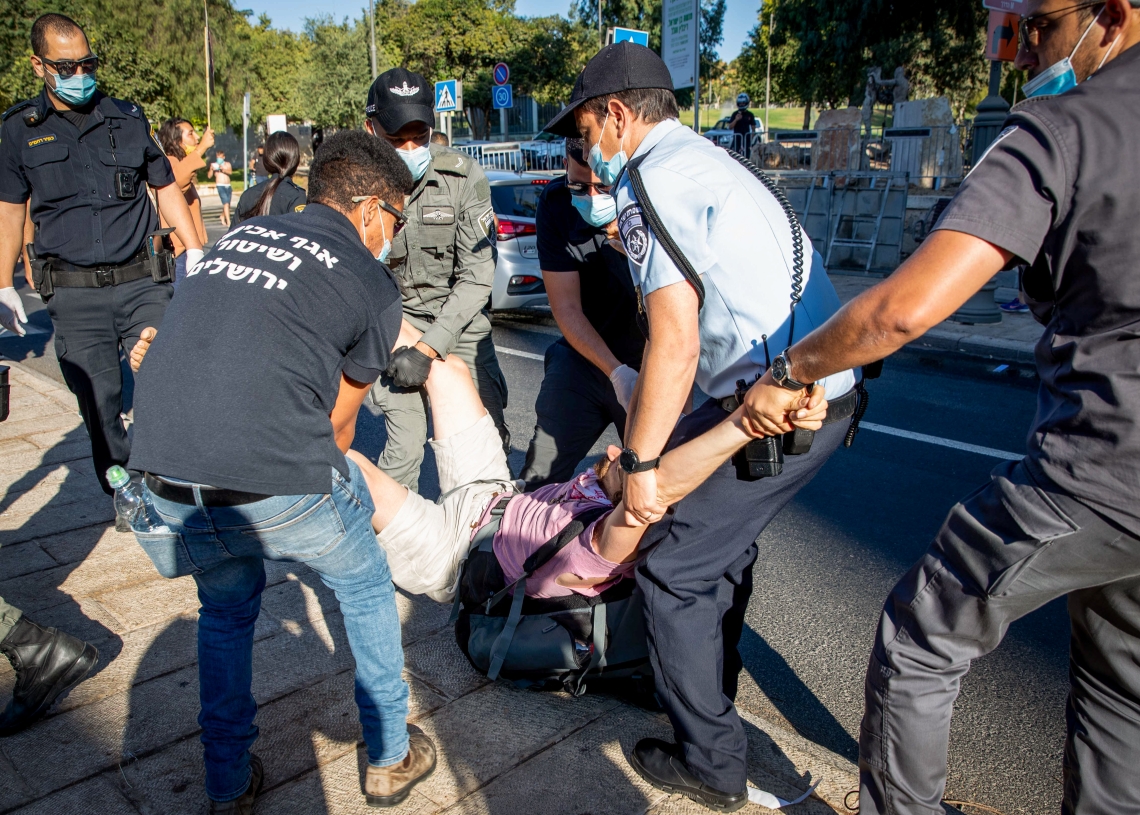 סייר ביטחון של עיריית ירושלים מסייע למשטרה לפנות מאהל מחאה נגד הממשלה (צילום: יונתן סינדל, פלאש 90)