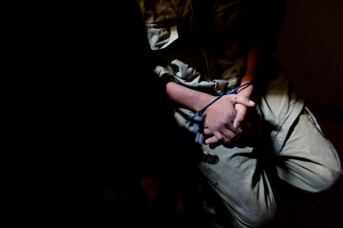 עזתי אזוק ולבוש מדים ששימש חיילים כמגן אנושי בנוהל יתוש - רפיח, יולי 24׳ (צילום: אורן כהן פלאש 90)